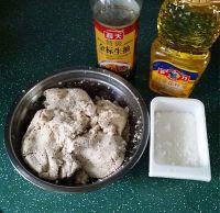 黑黄豆豆渣肉松的做法步骤1